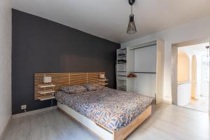 Postel nebo postele na pokoji v ubytování Cosy T2 rénové, proche centre-ville-Fibre/Netflix