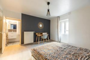 Posteľ alebo postele v izbe v ubytovaní Cosy T2 rénové, proche centre-ville-Fibre/Netflix