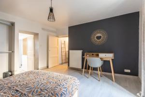 Posteľ alebo postele v izbe v ubytovaní Cosy T2 rénové, proche centre-ville-Fibre/Netflix