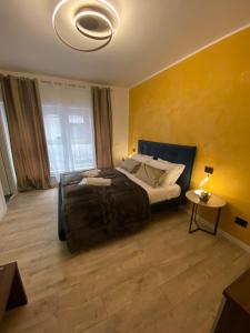 1 dormitorio con 1 cama grande y 1 mesa en Hotel Plaza Ungheria, en Palermo