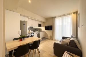 a kitchen and living room with a table and chairs at Barcelona Touch Apartments - Progres in Hospitalet de Llobregat