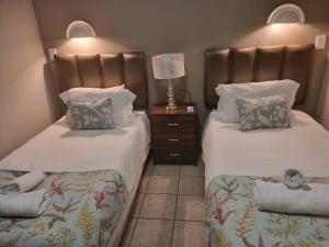 Una cama o camas en una habitación de STUNNING LAKESIDE VILLA IN GOLF ESTATE