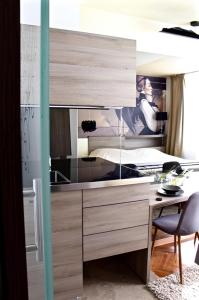 1 dormitorio con escritorio, 1 cama y escritorio en Crown apartman en Belgrado