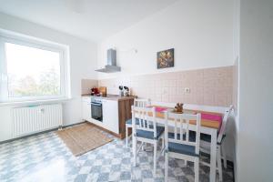 a small kitchen with a table and chairs and a stove at FULL HOUSE Studios - R85 Apartments in Zwickau