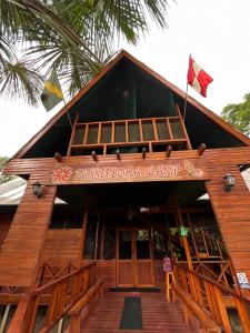 un edificio con un cartel que lee el campamento Pasha London en Passiflora Camp, en Puerto Maldonado