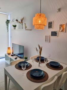 直布羅陀的住宿－Brand New - Massive Studio - E1 - Self Catering，餐桌,上面有盘子和玻璃杯