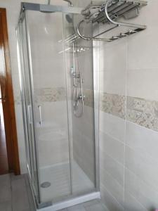 y baño con ducha y puerta de cristal. en G&G Apartment, en Nápoles