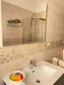 y baño con lavabo y espejo. en G&G Apartment, en Nápoles