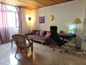 a living room with a couch and a table and chairs at Arguineguin, Ferienhaus direkt am Meer, Casa Perchel in Arguineguín
