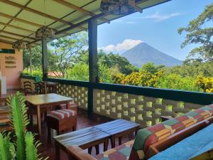 um restaurante com vista para uma montanha em El Encanto Garden Hotel em Santa Cruz