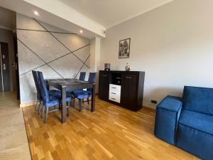 un soggiorno con tavolo, sedie e divano di Apartament Słoneczny a Wisła