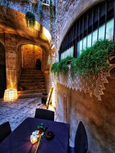 una habitación con una mesa y algunas plantas en la pared en AGORA' Castelnuovo della Daunia, en Castelnuovo della Daunia