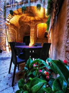 un patio con tavolo e sedie in un edificio di AGORA' Castelnuovo della Daunia a Castelnuovo della Daunia