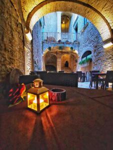 Una habitación con una mesa con una vela. en AGORA' Castelnuovo della Daunia, en Castelnuovo della Daunia