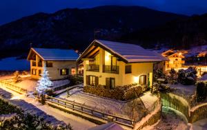 una casa con un albero di Natale in giardino di Trilly Bed & Breakfast a Oulx