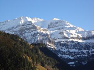 Vista generica sulle montagne o vista sulle montagne dall'interno dell'appartamento