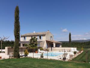 a house with a fence and a swimming pool at Demeure d'h&ocirc;tes et Mas Maurice in Opp&egrave;de