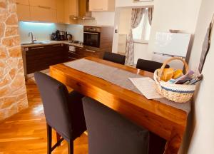 Kuchyňa alebo kuchynka v ubytovaní Seamans Apartment + 17 fotografií
