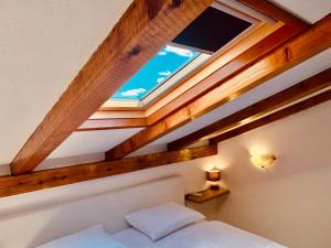 Posteľ alebo postele v izbe v ubytovaní Seamans Apartment