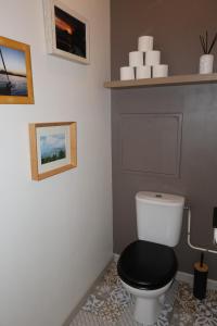 Kúpeľňa v ubytovaní Charmant 2 pièces proche d Honfleur, piscine en saison, parking gratuit, Wifi