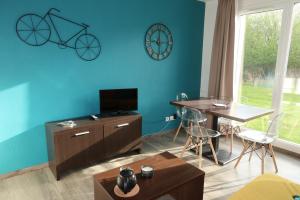 Televízia a/alebo spoločenská miestnosť v ubytovaní Charmant 2 pièces proche d Honfleur, piscine en saison, parking gratuit, Wifi