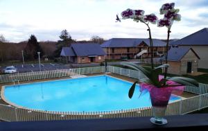 Bazén v ubytovaní Charmant 2 pièces proche d Honfleur, piscine en saison, parking gratuit, Wifi alebo v jeho blízkosti