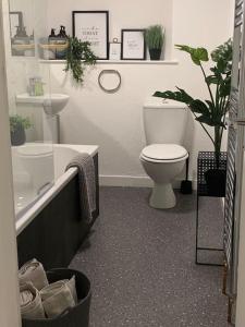 een badkamer met een toilet, een wastafel en een bad bij The Crescent in Dundee