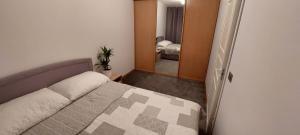 una piccola camera con letto e specchio di Pelguranna Apartment a Tallinn