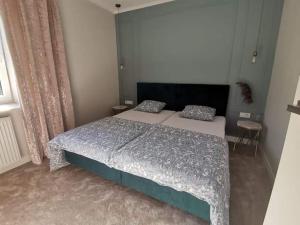 um pequeno quarto com 2 camas e uma janela em Apartamenty Motyl em Bytom