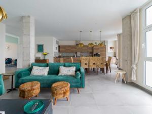uma sala de estar com um sofá verde e uma mesa em MCD Sea Sunset Deluxe em Las Palmas de Gran Canaria