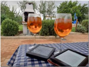 zwei Gläser Bier auf dem Tisch in der Unterkunft Holiday home in Cortona/Toskana 30389 in Cortona
