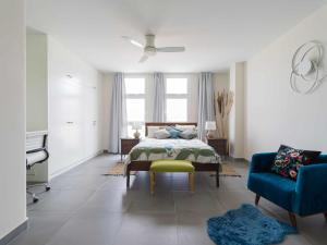 um quarto com uma cama e um sofá azul em MCD Sea Sunset Deluxe em Las Palmas de Gran Canaria