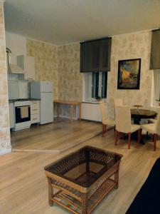 un soggiorno con tavolo e cucina di Dictumfactum Old Town - Suur Karja a Tallinn