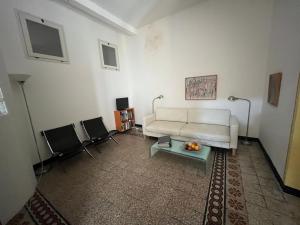 sala de estar con sofá blanco y mesa en Penthouse Piazza d'Erba, en Orte