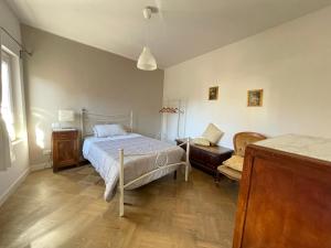 a bedroom with a bed and a couch and a chair at Casa Garibaldi 41 in Perugia