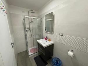 a bathroom with a sink and a shower at Casa Garibaldi 41 in Perugia
