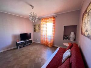 a living room with a couch and a television at Casa Garibaldi 41 in Perugia