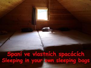 Krevet ili kreveti u jedinici u okviru objekta Srub na svahu sjezdovky v Radvanicích