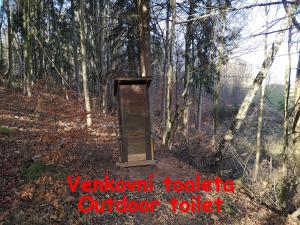 a wooden box in the middle of a forest at Srub na svahu sjezdovky v Radvanicích in Radvanice