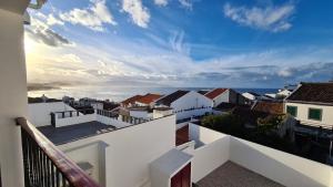 uma vista para o oceano a partir da varanda de uma casa em Santa Luzia Apt 59 A na Ribeira Grande