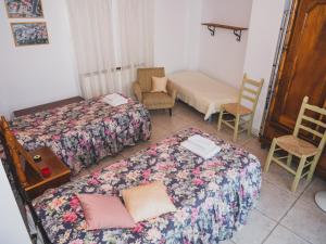 een hotelkamer met 2 bedden en een tafel en stoelen bij Revecca House in Ayios Mamas