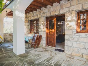 een toegang tot een stenen huis met een houten deur bij Revecca House in Ayios Mamas