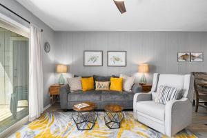 una sala de estar con un sofá y una silla en BoHo by the Bay, en Rockport