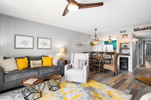una sala de estar con un sofá y una mesa en BoHo by the Bay, en Rockport