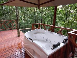 une baignoire jacuzzi assise sur une terrasse en bois dans l'établissement ECO HOTEL RIO DE ORO, à San Rafael