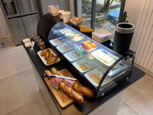 - un buffet avec de la nourriture sur un comptoir dans une cuisine dans l'établissement Le Parc Stanislas, à Chartres