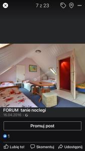 Forum noclegi kwatery pracownicze في لودز: غرفة بسرير وغرفة مع طاولة +28 صورة