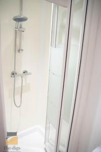 een douche met een glazen deur in de badkamer bij - Monthly Stay Offer - en-suite - kitchenette - in Monkwearmouth