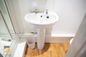 uma casa de banho com um lavatório branco num quarto em - Monthly Stay Offer - en-suite - kitchenette - em Monkwearmouth