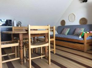 uma sala de estar com um sofá e uma mesa em Sables d'Or, studio 31, équipé, à 300m de la plage em Frehel